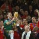 El capitan de la selección española de fútbol, Iker Casillas (de verde), recibe la copa del Mundial de Sudáfrica que la selección española consiguió tras vencer en la final a la selección de Holanda por 1-0. Archivo EFE/Cézaro de Luca