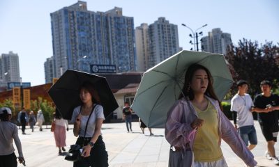 BEIJING (China), 15/07/2026.- Varias personas caminan por el distrito central de negocios (CBD) de Pekín
EFE/EPA/WU HAO