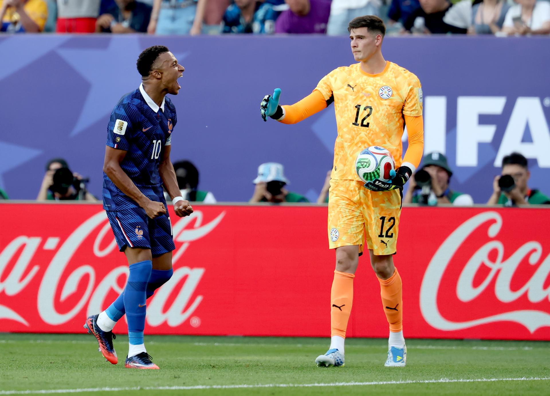 Orlando Gill (i), de Paraguay, y Kylian Mbappé, de Francia, protagonizaron el duelo del partido entre ambas selecciones en los octavos de final del Mundial 2026. EFE/EPA/SARAH YENESEL