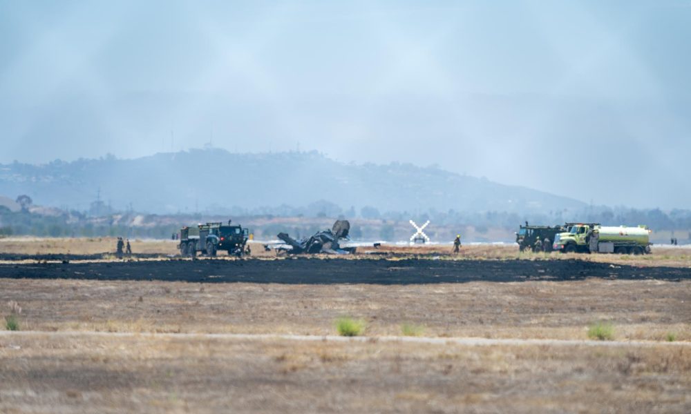 Personal de emergencia acude al lugar donde se estrelló un avión de combate F-35B Lightning II del Cuerpo de Marines de EE. UU. cerca de la Base Aérea del Cuerpo de Marines de Miramar en San Diego, California, EE. UU., el 31 de julio de 2026. EFE/JONATHAN CHANG