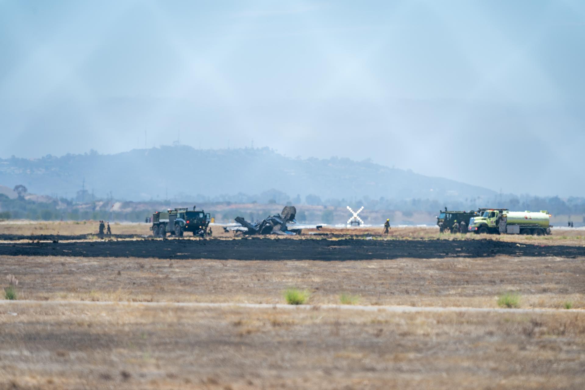 Personal de emergencia acude al lugar donde se estrelló un avión de combate F-35B Lightning II del Cuerpo de Marines de EE. UU. cerca de la Base Aérea del Cuerpo de Marines de Miramar en San Diego, California, EE. UU., el 31 de julio de 2026. EFE/JONATHAN CHANG