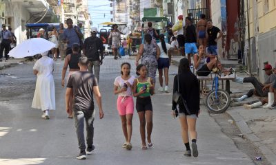 Personas caminan por una calle este jueves en La Habana (Cuba). EFE/ Ernesto Mastrascusa