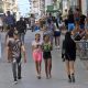 Personas caminan por una calle este jueves en La Habana (Cuba). EFE/ Ernesto Mastrascusa