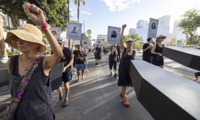 Defensores de los derechos de los inmigrantes y miembros de la comunidad fueron captados este 25 de julio al portar pancartas en honor a los fallecidos bajo custodia de ICE, al final de una procesión fúnebre y vigilia desde el Ayuntamiento de Los Ángeles hasta Olvera Street, como parte de la jornada nacional 'Justicia para Lorenzo. Justicia para Johan. Justicia para Todos. Abolir ICE Día de Acción', en el centro de Los Ángeles (CA, EE.UU.). EFE/Jill Connelly