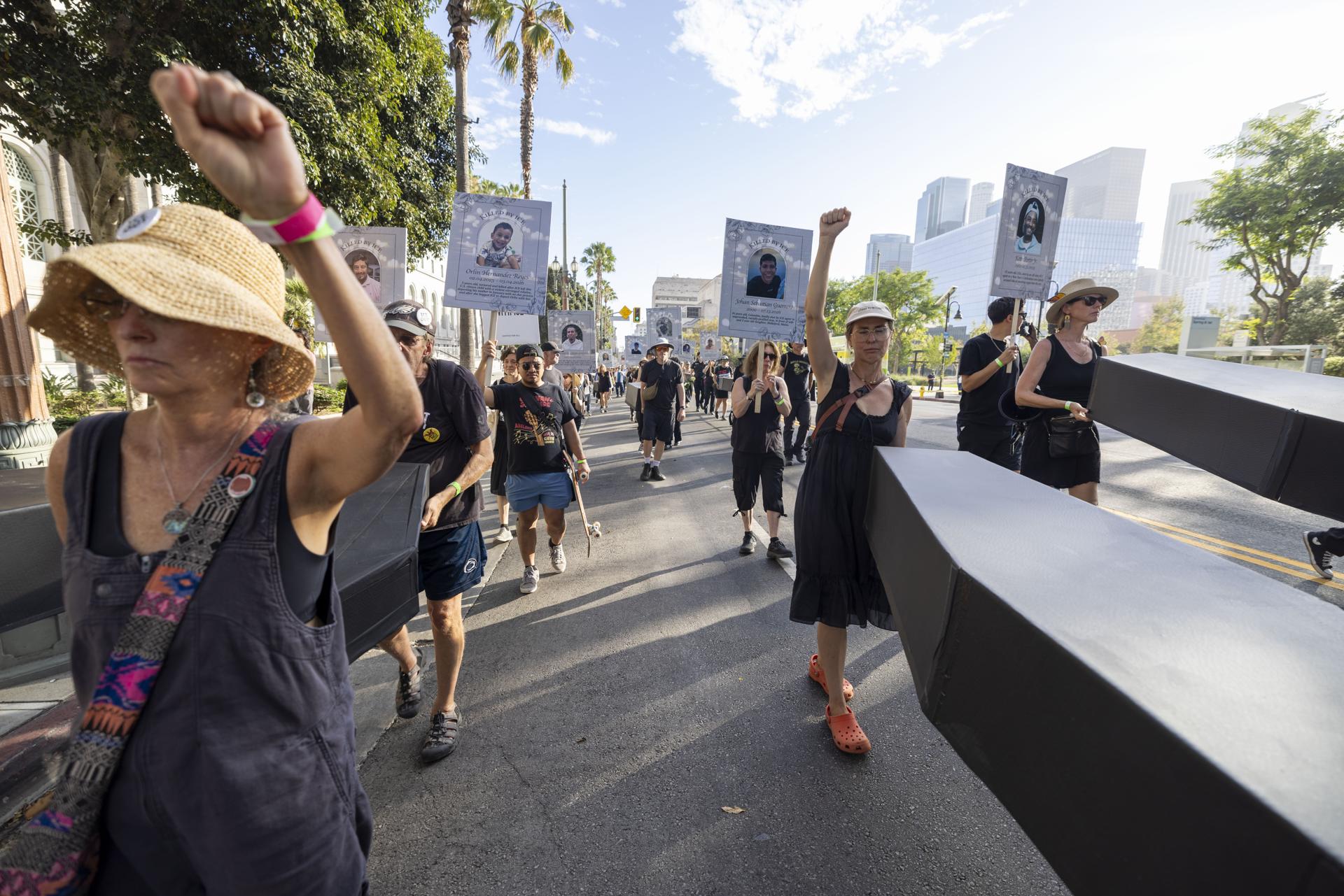 Defensores de los derechos de los inmigrantes y miembros de la comunidad fueron captados este 25 de julio al portar pancartas en honor a los fallecidos bajo custodia de ICE, al final de una procesión fúnebre y vigilia desde el Ayuntamiento de Los Ángeles hasta Olvera Street, como parte de la jornada nacional 'Justicia para Lorenzo. Justicia para Johan. Justicia para Todos. Abolir ICE Día de Acción', en el centro de Los Ángeles (CA, EE.UU.). EFE/Jill Connelly