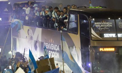 Aficionados reciben a los jugadores de la selección de Argentina tras su participación en el Mundial de la FIFA 2026, en Ezeiza, Buenos Aires (Argentina). EFE/ Juan Ignacio Roncoroni