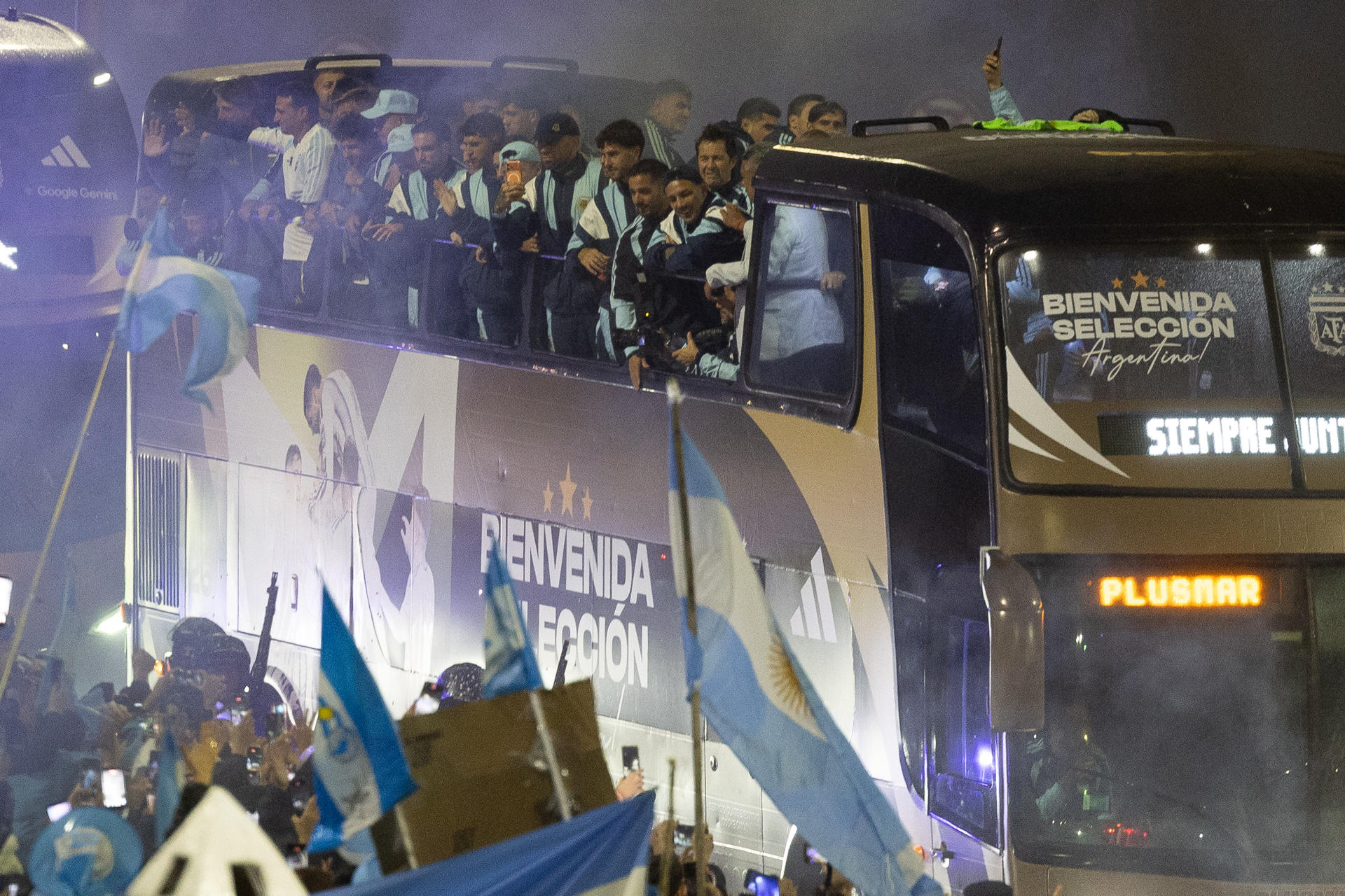 Aficionados reciben a los jugadores de la selección de Argentina tras su participación en el Mundial de la FIFA 2026, en Ezeiza, Buenos Aires (Argentina). EFE/ Juan Ignacio Roncoroni