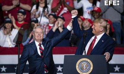 NORTH CHARLESTON (United States), 12/07/2026.- (FILE) United States President Donald Trump (R) greets US Republican Senator Lindsey Graham (L) of South Carolina during a campaign rally for his reelection at the North Charleston Coliseum, in North Charleston, South Carolina, USA, 28 February 2020 (reissued 12 July 2026). Lindsey Graham, Republican senator from South Carolina died on 12 July 2026 at the age of 71, according to a statement issued by his office. (Estados Unidos) EFE/EPA/AL DRAGO