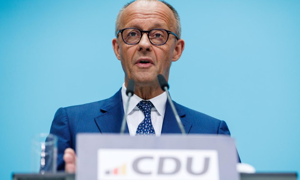 El canciller alemán y presidente de la Unión Demócrata Cristiana (CDU) Friedrich Merz habla durante una conferencia de prensa en la sede de la CDU, en Berlín, Alemania, 27 de julio de 2026. (Alemania) EFE/EPA/CLEMENS BILAN
