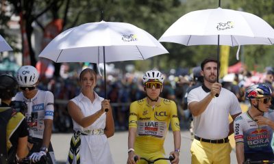 El líder de la clasificación general del Tour de Francia, el esloveno Tadej Pogacar (c) (UAE Team Emirates XRG), y su compañero, el mexicano Isaac del Toro (i), momentos antes de la salida de la 17ª etapa de la prueba francesa, este miércoles. EFE/ GUILLAUME HORCAJUELO