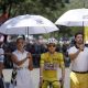 El líder de la clasificación general del Tour de Francia, el esloveno Tadej Pogacar (c) (UAE Team Emirates XRG), y su compañero, el mexicano Isaac del Toro (i), momentos antes de la salida de la 17ª etapa de la prueba francesa, este miércoles. EFE/ GUILLAUME HORCAJUELO