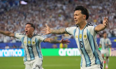 Lisandro Martinez (d), de Argentina, celebra el gol del triunfo de su selección sobre la de Cabo Verde (3-2) en el partido de dieciseisavos de final del Mundial de Estados Unidos, México y Canadá disputado este viernes. EFE/Alberto Boal