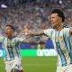 Lisandro Martinez (d), de Argentina, celebra el gol del triunfo de su selección sobre la de Cabo Verde (3-2) en el partido de dieciseisavos de final del Mundial de Estados Unidos, México y Canadá disputado este viernes. EFE/Alberto Boal