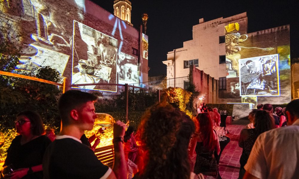 Imagen del Museo Dalí en jornada nocturna, 'Dalí, nit i subconscient', en la que la voz y rostro del genio surrealista cobran presencia para acompañar al público en la localidad gerundese de Figueres. EFE/David Borrat.