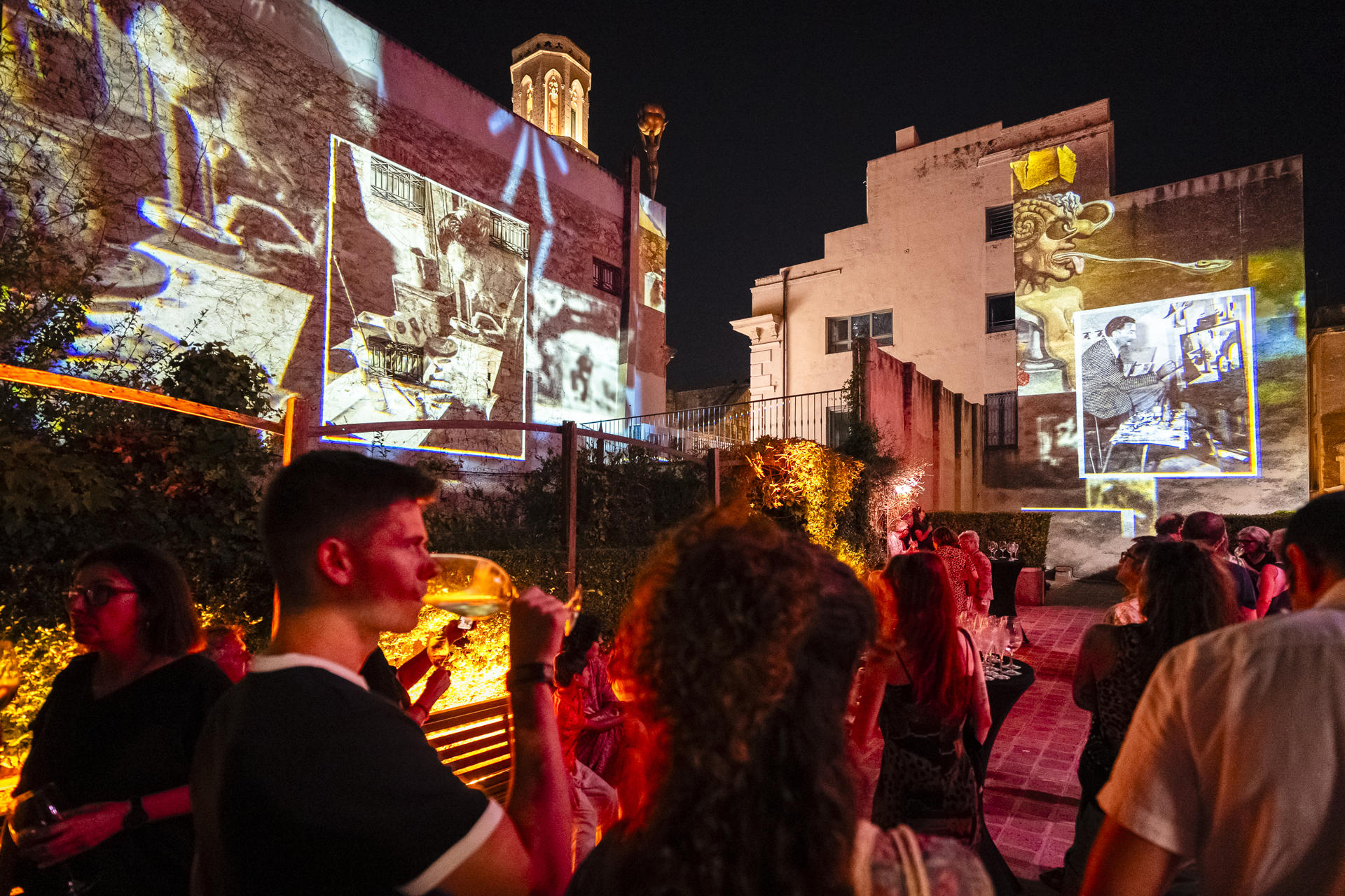 Imagen del Museo Dalí en jornada nocturna, 'Dalí, nit i subconscient', en la que la voz y rostro del genio surrealista cobran presencia para acompañar al público en la localidad gerundese de Figueres. EFE/David Borrat.
