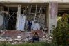 Una persona se lamenta frente a un edificio destruido por los terremotos del 24 junio, este lunes en Caraballeda (Venezuela). EFE/ Miguel Gutiérrez
