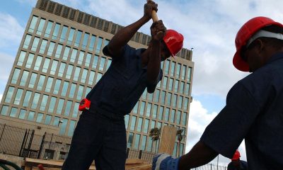 Fotografía de archivo en la que se captó a un grupo de obreros de construcción, al adelantar un obra civil, en La Habana (Cuba). EFE/Alejandro Ernesto