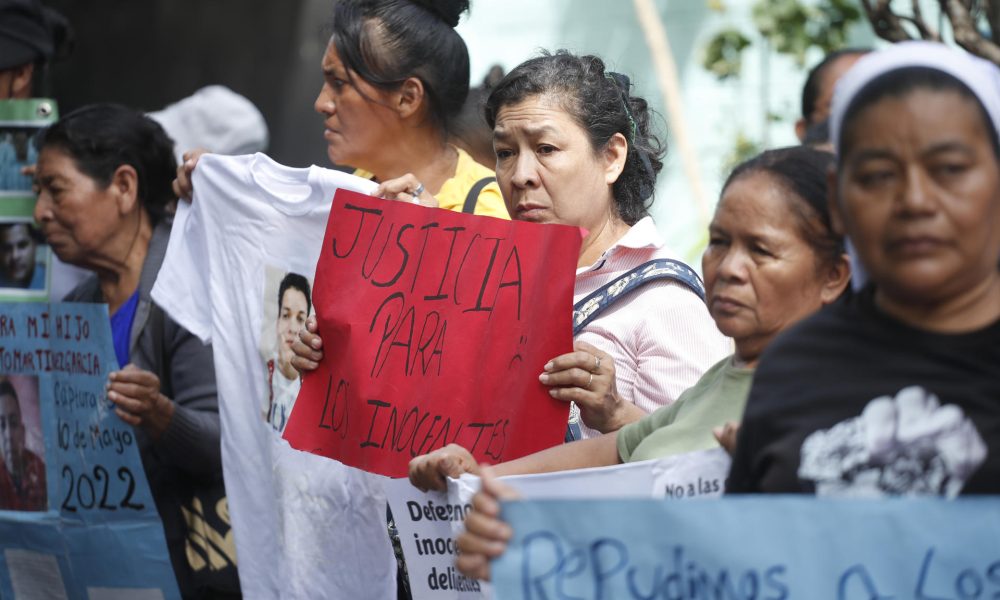 Integrantes de la organización Movimiento de Víctimas del Régimen de Excepción (Movir) protestan contra las audiencias masivas que lleva a cabo la Justicia, en el marco del polémico régimen de excepción, pidiendo que los procesos penales sean "justos" y "transparentes", en Soyapango, San Salvador (El Salvador). EFE/ Rodrigo Sura