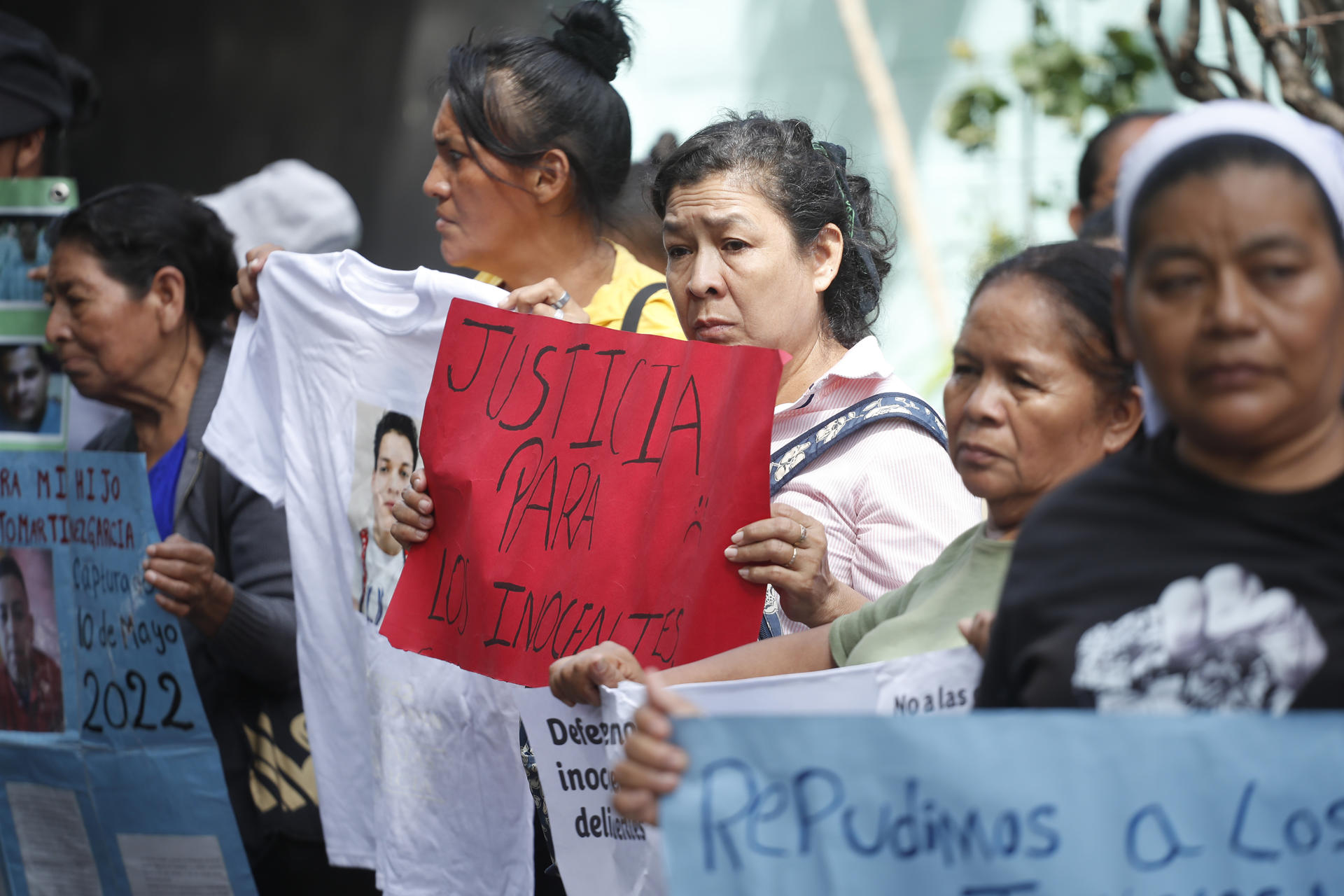 Integrantes de la organización Movimiento de Víctimas del Régimen de Excepción (Movir) protestan contra las audiencias masivas que lleva a cabo la Justicia, en el marco del polémico régimen de excepción, pidiendo que los procesos penales sean "justos" y "transparentes", en Soyapango, San Salvador (El Salvador). EFE/ Rodrigo Sura
