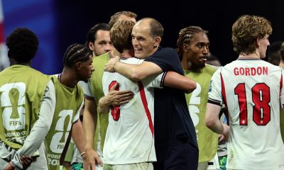 Thomas Tuchel, seleccionador de Inglaterra, felicita al capitán de su equipo Harry Kane, quien anotó doblete ante Congo en Atlanta. EFE/EPA/RONALD WITTEK