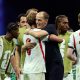 Thomas Tuchel, seleccionador de Inglaterra, felicita al capitán de su equipo Harry Kane, quien anotó doblete ante Congo en Atlanta. EFE/EPA/RONALD WITTEK