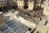 Vista general de la curtidurías de Sidi Moussa, la mediana de las tres que existen en la Medina de Fez. Las terrazas que rodean las curtidurías de Fez se llenan a diario de curiosos para presenciar una estampa icónica de Marruecos: cubas de piedra donde se curte la piel como en la Edad Media. Abajo, los artesanos manejan cal y químicos. Lo que para unos es una postal turística, para otros es un trabajo extenuante, insalubre y mal pagado. EFE/Fatima Zohra Bouaziz