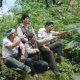 Fotografía del 14 de mayo de 2026 que muestra desde la izquierda, al analista del Parque Cordillera Azul, Darwin Córdoba; a los Guardaparques Amado Racho, Agustín Macedo y Wilder Casamayo, señalando en el Parque Cordillera Azul (Perú). Pese a que la deforestación y la aparición de actividades ilegales en la Amazonía de Perú son amenazas constantes, el compromiso y silenciosa labor de los guardaparques ha logrado casos de éxito como el Parque Nacional Cordillera Azul, que permanece intacto gracias a la articulación con comunidades que rodean esta inmensa extensión de bosque tropical. EFE/ Paula Bayarte