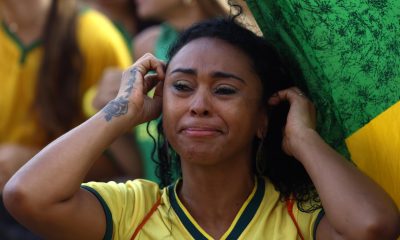 Una aficionada de Brasil se lamenta en el Fan Fest de Copacabana, en Río de Janeiro, luego de la eliminación de la Canarinha en octavos de final del Mundial 2026. EFE/ Antonio Lacerda
