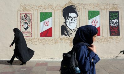 Mujeres iraníes caminan junto a un mural del difunto Líder Supremo iraní, el ayatolá Ali Jamenei, en una calle de Teherán, Irán.EFE/EPA/ABEDIN TAHERKENAREH RESTRICCIONES: Prohibido el acceso a medios de comunicación israelíes/canales de televisión en persa fuera de Irán/Estrictamente prohibido el acceso a BBC Persian/VOA Persian/Manoto TV/Televisión Internacional de Irán. (Según lo dispuesto por la Dirección General de Medios de Comunicación Extranjeros de Irán)