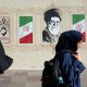 Mujeres iraníes caminan junto a un mural del difunto Líder Supremo iraní, el ayatolá Ali Jamenei, en una calle de Teherán, Irán.EFE/EPA/ABEDIN TAHERKENAREH RESTRICCIONES: Prohibido el acceso a medios de comunicación israelíes/canales de televisión en persa fuera de Irán/Estrictamente prohibido el acceso a BBC Persian/VOA Persian/Manoto TV/Televisión Internacional de Irán. (Según lo dispuesto por la Dirección General de Medios de Comunicación Extranjeros de Irán)