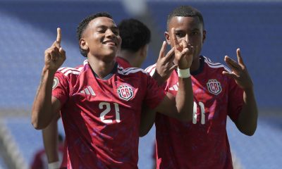 Keyner Hernández (i) de Costa Rica celebra un gol este viernes, en un partido del Campeonato Sub-20 de la Concacaf entre Guatemala y Costa Rica en el estadio Cuauhtémoc en Puebla (México). EFE/ Hilda Ríos