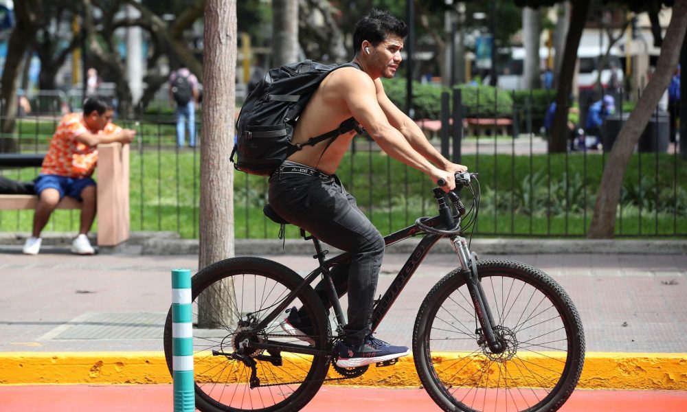 Una persona se moviliza en bicicleta durante una jornada de altas temperaturas producto del fenómeno climatológico de El Niño, este 31 de julio de 2026, en Lima (Perú). EFE/Paolo Aguilar