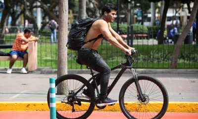 Una persona se moviliza en bicicleta durante una jornada de altas temperaturas producto del fenómeno climatológico de El Niño, este 31 de julio de 2026, en Lima (Perú). EFE/Paolo Aguilar