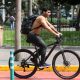 Una persona se moviliza en bicicleta durante una jornada de altas temperaturas producto del fenómeno climatológico de El Niño, este 31 de julio de 2026, en Lima (Perú). EFE/Paolo Aguilar