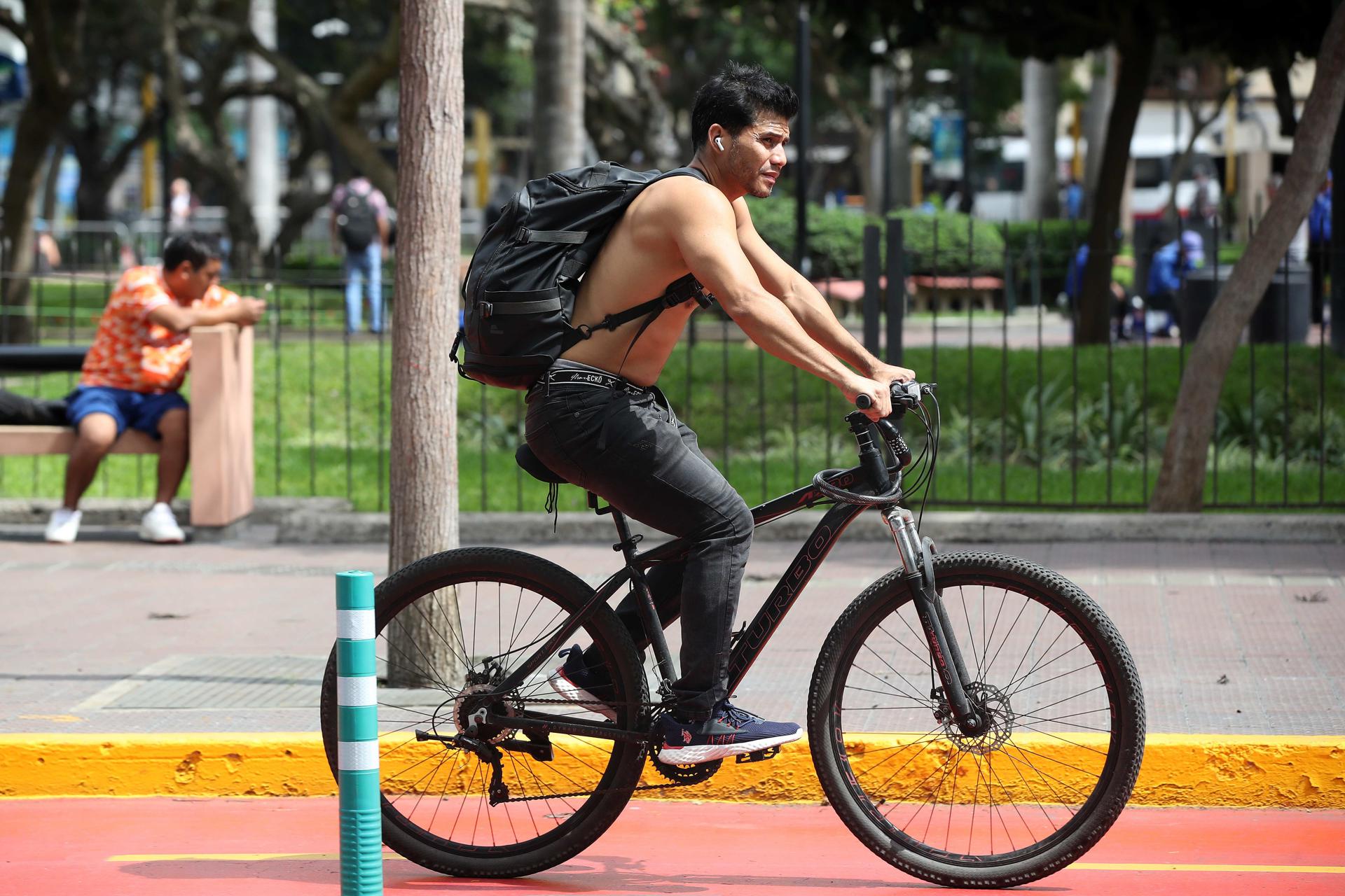 Una persona se moviliza en bicicleta durante una jornada de altas temperaturas producto del fenómeno climatológico de El Niño, este 31 de julio de 2026, en Lima (Perú). EFE/Paolo Aguilar