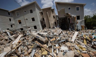 Fotografía que muestra escombros de edificios afectados por los terremotos del pasado 24 de junio, este miércoles, en Catia La Mar (Venezuela). EFE/ Ronald Peña R