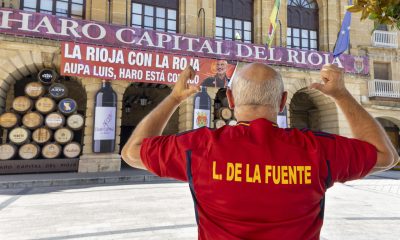 La ciudad riojana de Haro, donde nació el seleccionador español de fútbol, Luis de la Fuente, está volcada estos días en "empujar" a uno de sus paisanos más ilustres hacia la gloria para que, al frente de la selección española de fútbol, gane la final del Mundial ante Argentina, por lo que el grito unánime es "¡Aúpa Luis!" EFE/Raquel Manzanares