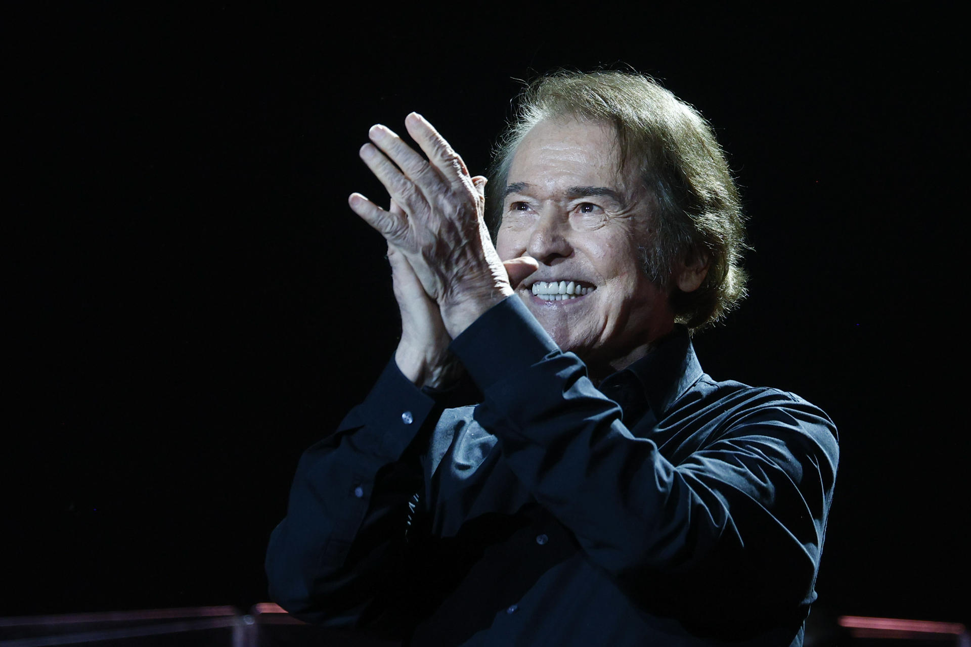 FOTO ARCHIVO. El cantante Raphael durante una actuación en el Palau Sant Jordi de Barcelona. EFE/Quique García