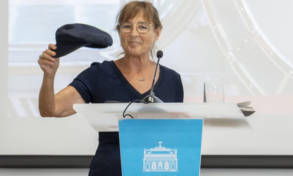Mariela Quiñones, hija del escritor Fernando Quiñones hace entrega de la característica gorra del escritor a la Caja de las Letras este miércoles, en Cádiz (Andalucía). Su gorra marinera, su colgante de hueso de corvina, su agenda y su manuscrito de 'La canción del pirata', en hojas reutilizadas, son algunos de los objetos del legado del escritor gaditano Fernando Quiñones que se guardarán en la Caja de las Letras de la sede del Instituto Cervantes como un tesoro cultural. Al legado de Fernando Quiñones (1930-1998) le ha correspondido la caja número mil de las que se guardan, bajo llaves simbólicas, en la antigua cámara acorazada del banco que hoy es la sede central del Instituto Cervantes en Madrid. EFE/ Román Ríos