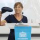 Mariela Quiñones, hija del escritor Fernando Quiñones hace entrega de la característica gorra del escritor a la Caja de las Letras este miércoles, en Cádiz (Andalucía). Su gorra marinera, su colgante de hueso de corvina, su agenda y su manuscrito de 'La canción del pirata', en hojas reutilizadas, son algunos de los objetos del legado del escritor gaditano Fernando Quiñones que se guardarán en la Caja de las Letras de la sede del Instituto Cervantes como un tesoro cultural. Al legado de Fernando Quiñones (1930-1998) le ha correspondido la caja número mil de las que se guardan, bajo llaves simbólicas, en la antigua cámara acorazada del banco que hoy es la sede central del Instituto Cervantes en Madrid. EFE/ Román Ríos