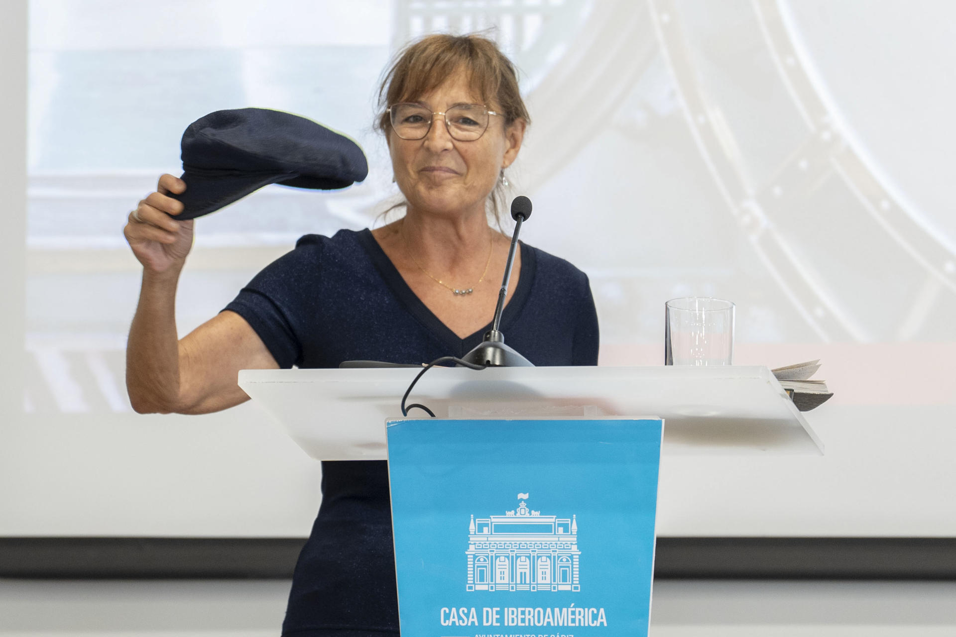 Mariela Quiñones, hija del escritor Fernando Quiñones hace entrega de la característica gorra del escritor a la Caja de las Letras este miércoles, en Cádiz (Andalucía). Su gorra marinera, su colgante de hueso de corvina, su agenda y su manuscrito de 'La canción del pirata', en hojas reutilizadas, son algunos de los objetos del legado del escritor gaditano Fernando Quiñones que se guardarán en la Caja de las Letras de la sede del Instituto Cervantes como un tesoro cultural. Al legado de Fernando Quiñones (1930-1998) le ha correspondido la caja número mil de las que se guardan, bajo llaves simbólicas, en la antigua cámara acorazada del banco que hoy es la sede central del Instituto Cervantes en Madrid. EFE/ Román Ríos
