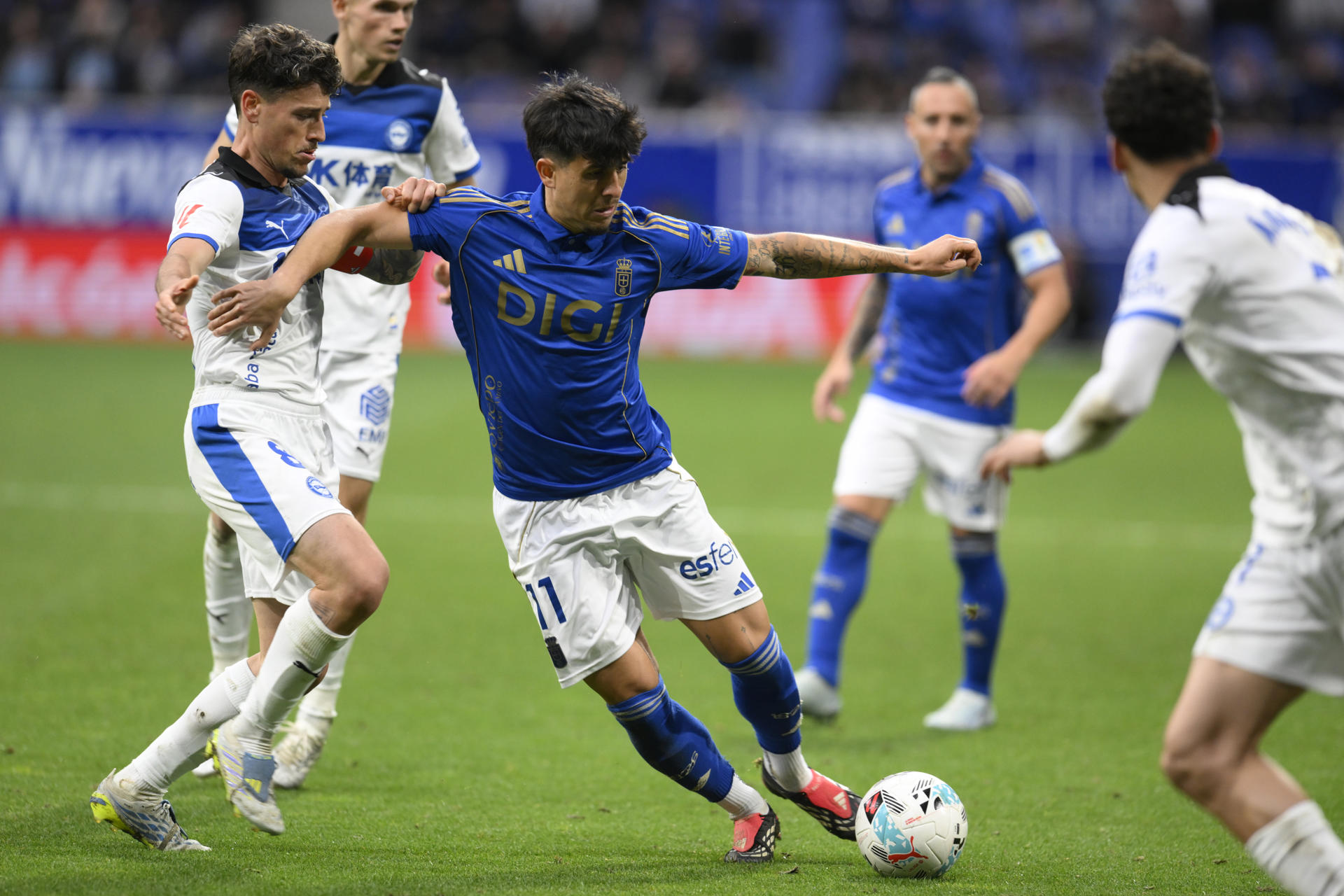 Fotografía del pasado 17 de mayo, en la que puede verse al centrocampista del Oviedo Santiago Colombatto (c), durante un partido. EFE/ Eloy Alonso