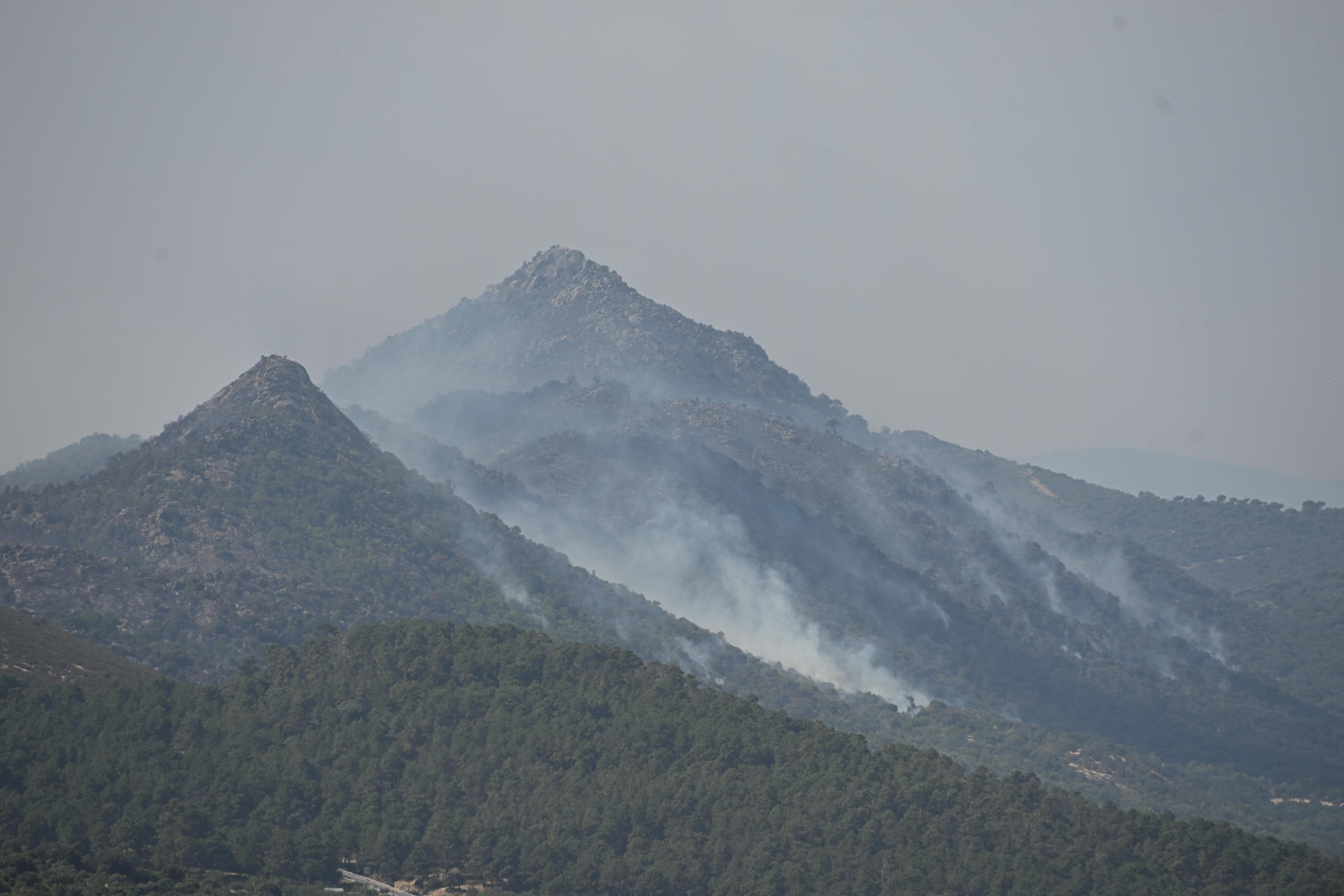 Vista del grave incendio forestal que afecta al suroeste de la provincia de Madrid. EFE/Fernando Villar