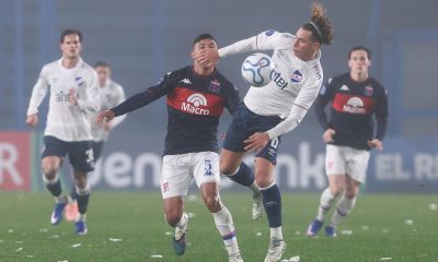 Luciano Boggio (d), de Nacional, disputa un balón con Bruno Leyes, de Tigre, en un partido de la Copa Sudamericana entre Nacional y Tigre en el estadio Gran Parque Central en Montevideo (Uruguay). EFE/ Gastón Britos