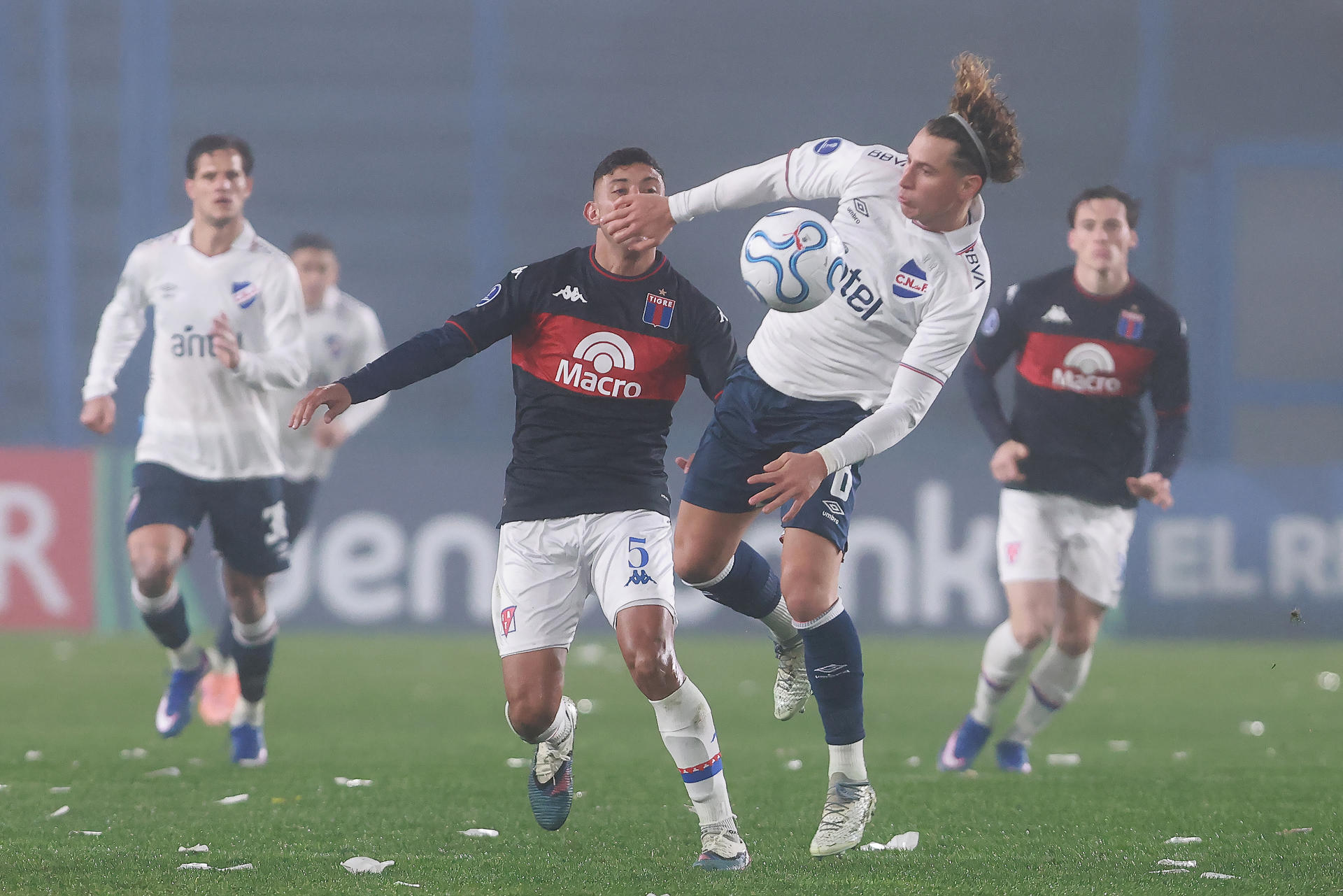 Luciano Boggio (d), de Nacional, disputa un balón con Bruno Leyes, de Tigre, en un partido de la Copa Sudamericana entre Nacional y Tigre en el estadio Gran Parque Central en Montevideo (Uruguay). EFE/ Gastón Britos