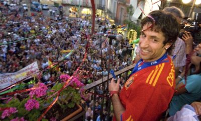 Fotografía de archivo del 17 de julio de 2010, en la que puede verse a Joan Capdevila (d), durante el homenaje recibido en su pueblo natal, Tárrega (Lleida), tras proclamarse campeón del mundo en Sudáfrica. EFE/Laurent Sansen