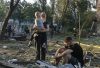 Residentes locales se reúnen en el lugar de un ataque con misiles rusos contra una zona residencial en Kiev, Ucrania, el 2 de julio de 2026. EFE/EPA/SERGEY DOLZHENKO