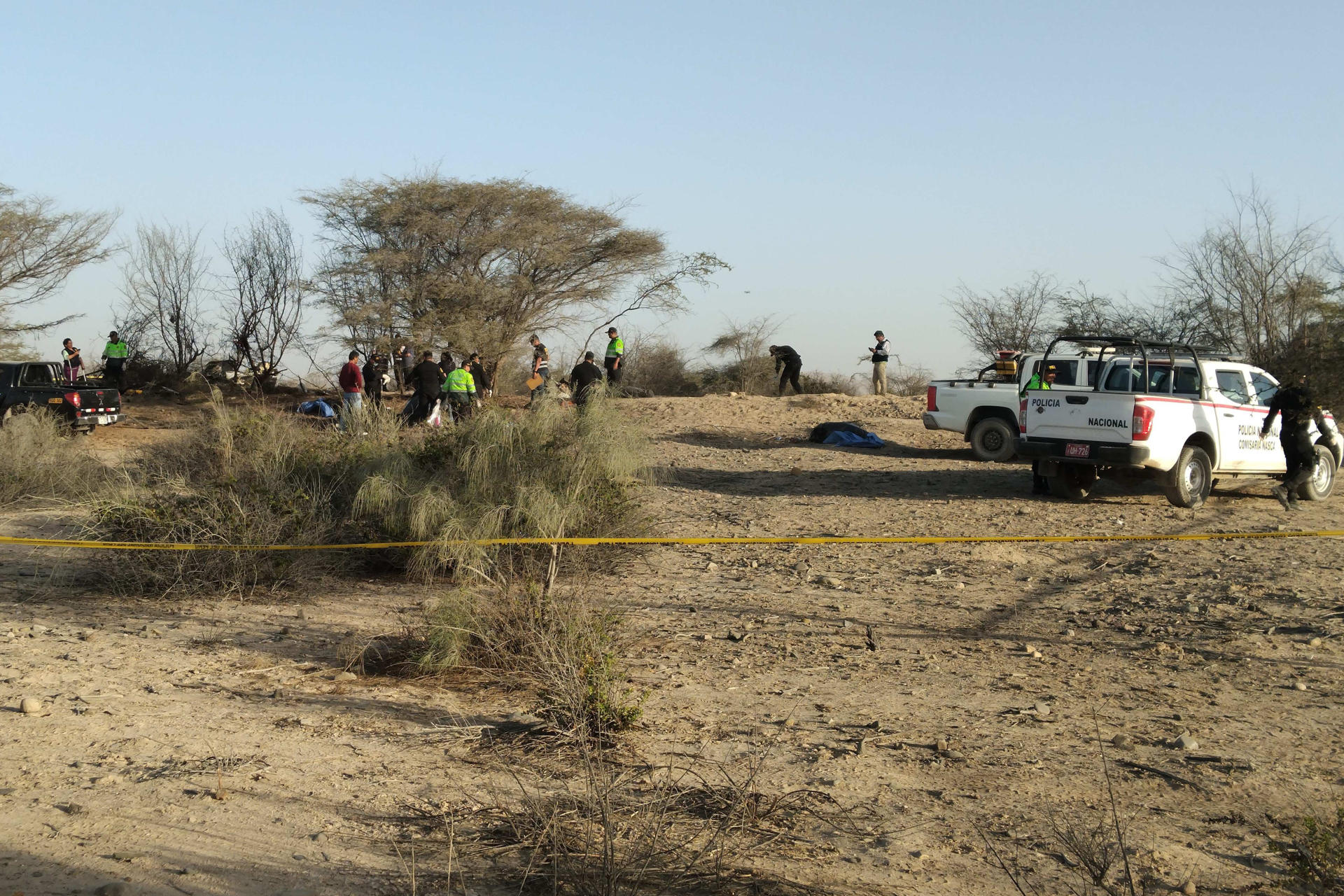 Integrantes la Policía de Perú operan en la zona donde una avioneta que sobrevolaba sobre las Líneas de Nazca se estrelló y dejó 13 personas fallecidas, entre ellos 11 turistas en la municipalidad provincial de Nazca (Perú). EFE/Victor Quilca