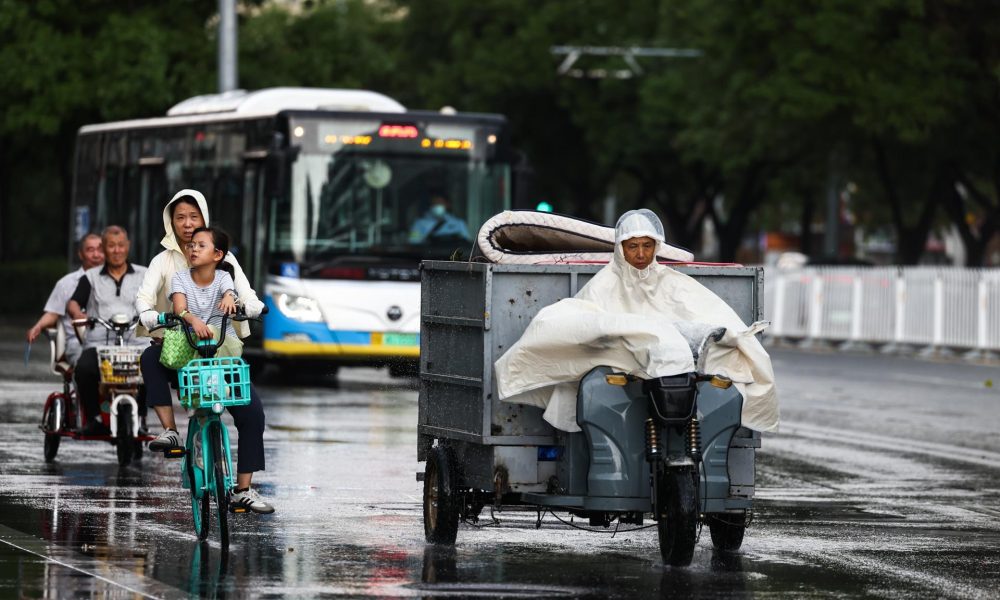Personas circulan en bicicleta por una calle de Pekín, China. EFE/EPA/WU HAO
