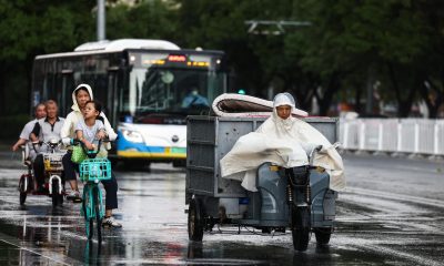 Personas circulan en bicicleta por una calle de Pekín, China. EFE/EPA/WU HAO